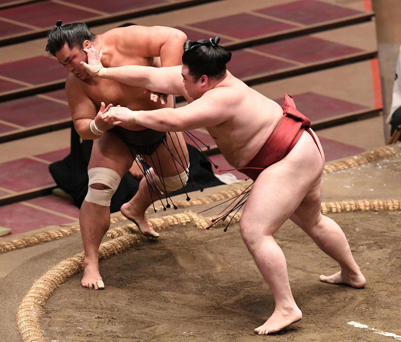 妙義龍（左）を押し出しで破る隆の勝（撮影・滝沢徹郎）