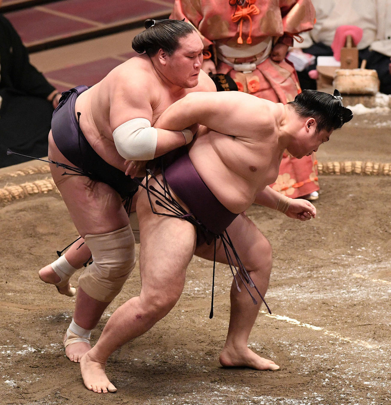 遠藤（右）を送り出しで破る照ノ富士（撮影・滝沢徹郎）