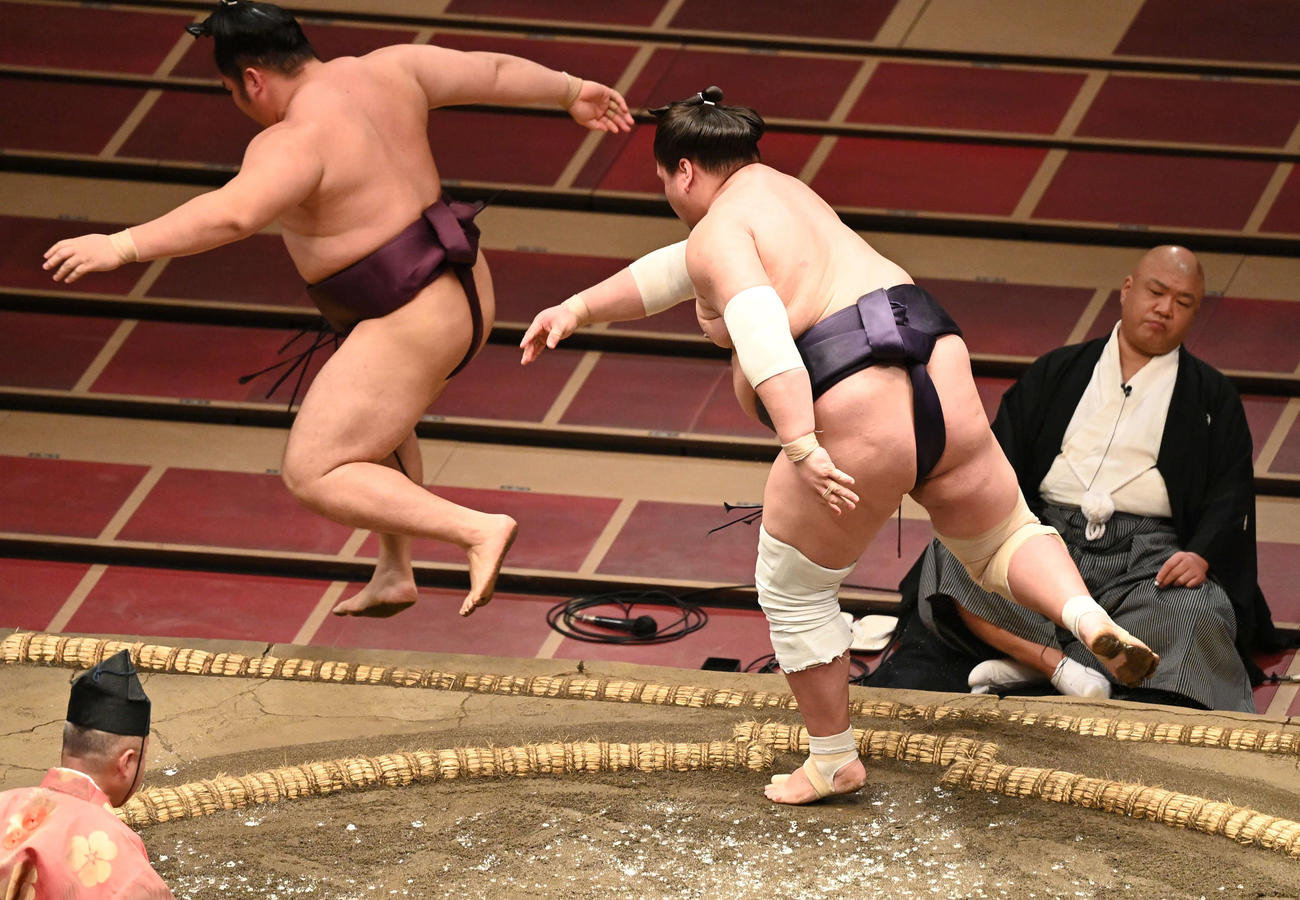 照ノ富士（中央）は送り出しで遠藤を破る（撮影・山崎安昭）