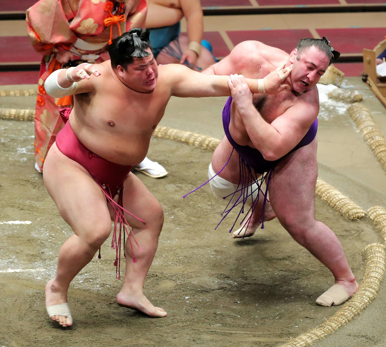 大栄翔（左）の攻めに耐える栃ノ心（撮影・河田真司）