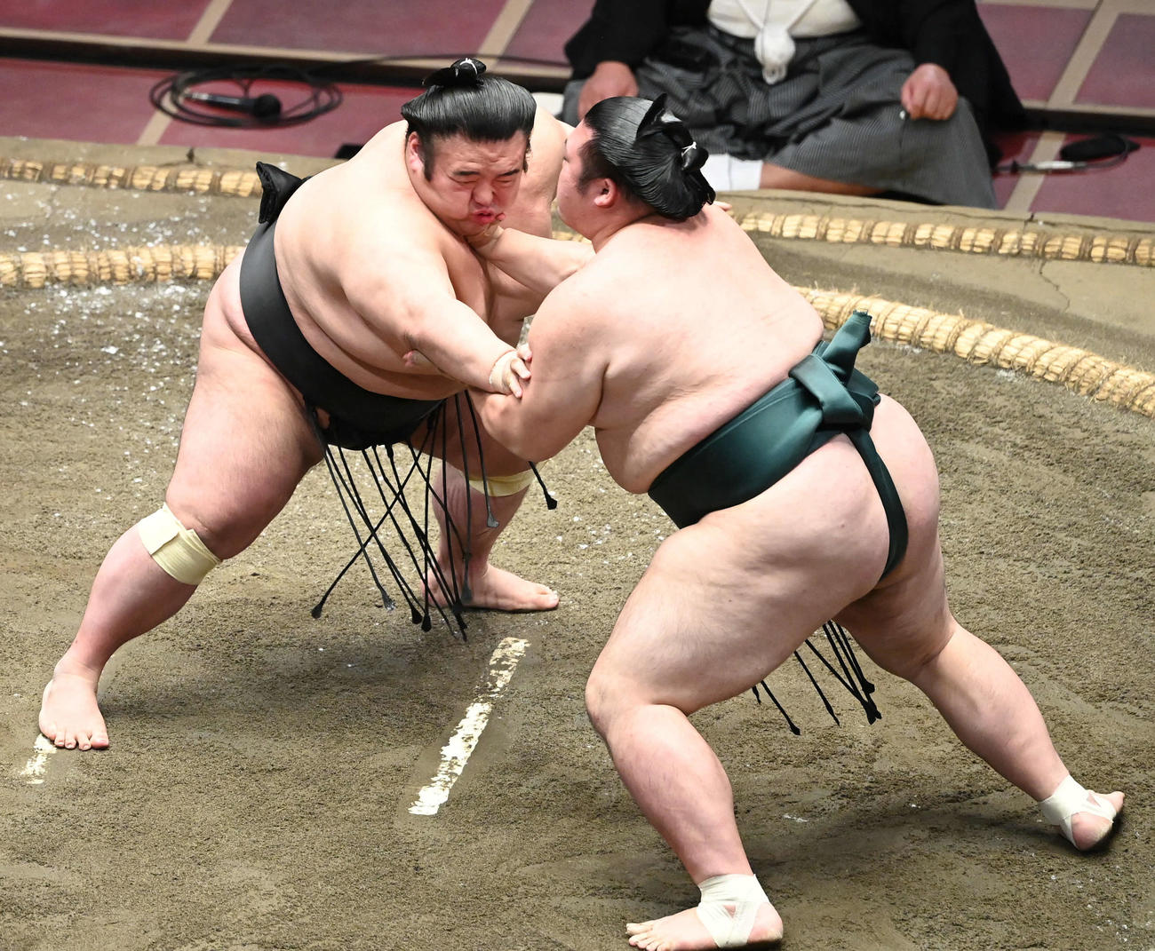 貴景勝（左）は豊山の押しに耐える（撮影・山崎安昭）