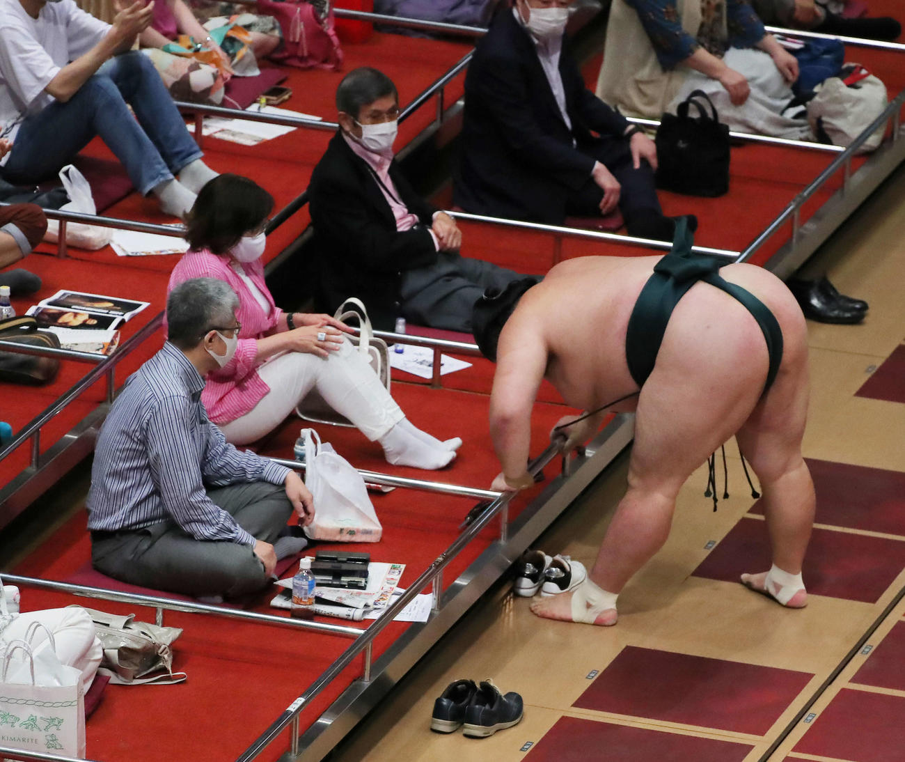 貴景勝に押し出さた勢いで升席まで走り、手すりに捕まる豊山（撮影・河田真司）