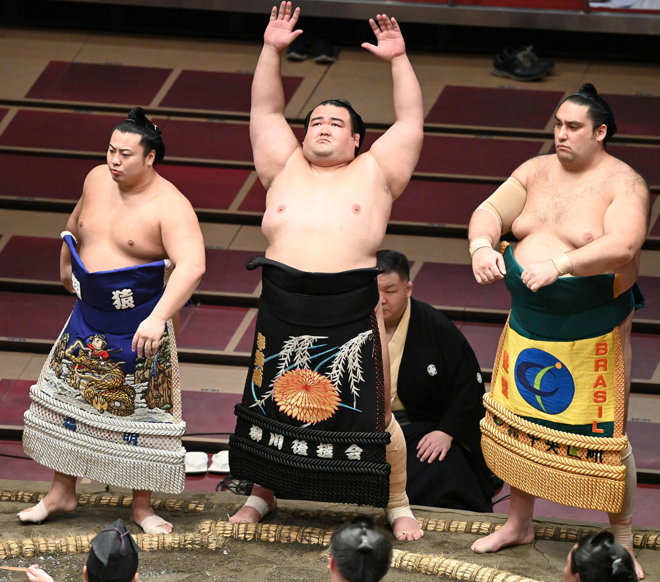 翔猿（左）魁聖（右）と並んで土俵入りする琴奨菊（撮影・山崎安昭）