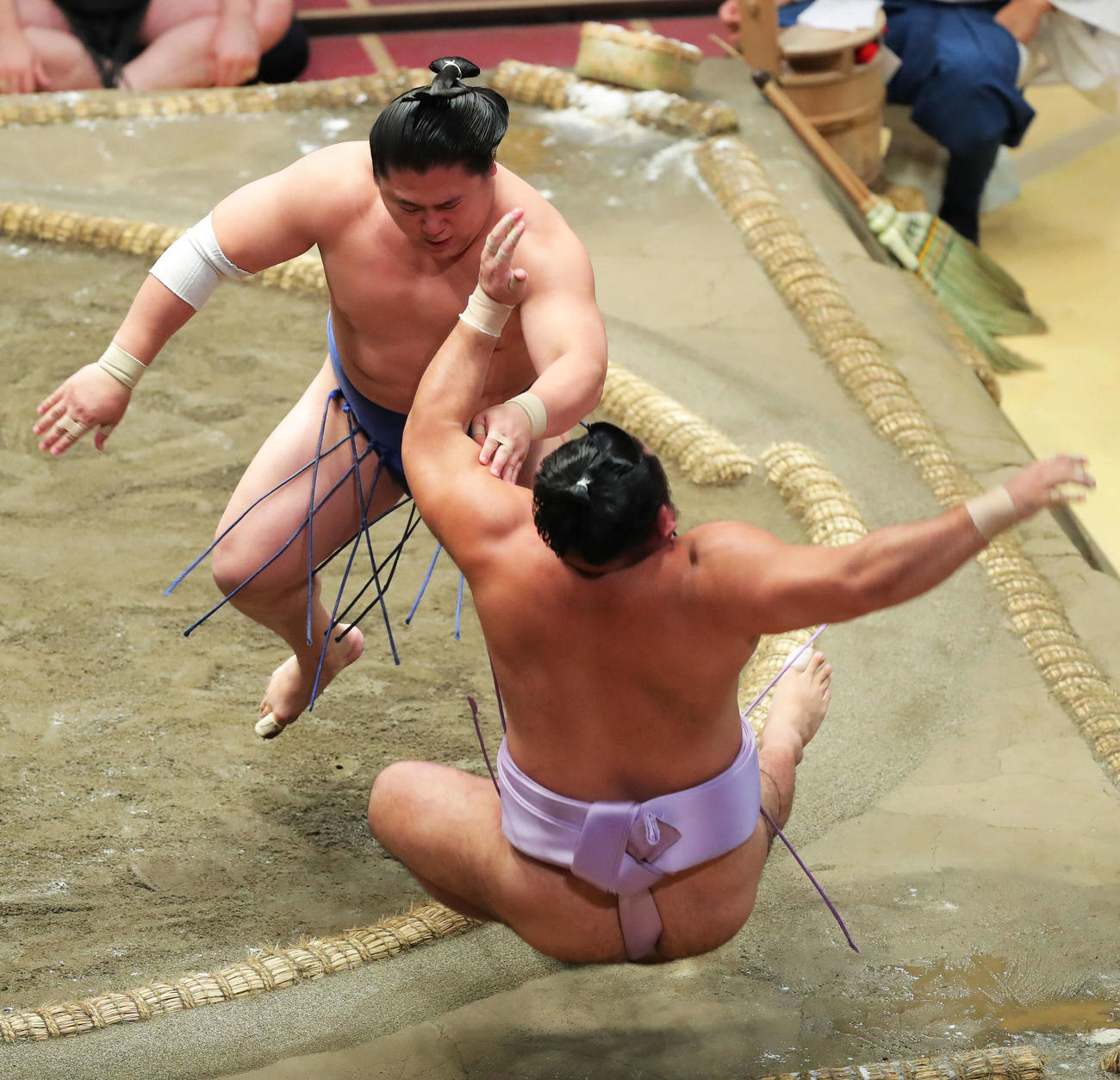 琴恵光（右）を押し出しで破る若隆景（撮影・河田真司）
