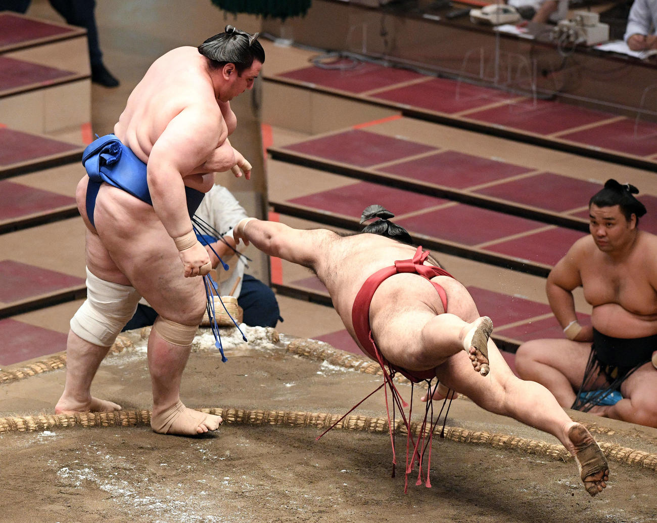 高安（右）に押し出しで破れる碧山（撮影・滝沢徹郎）