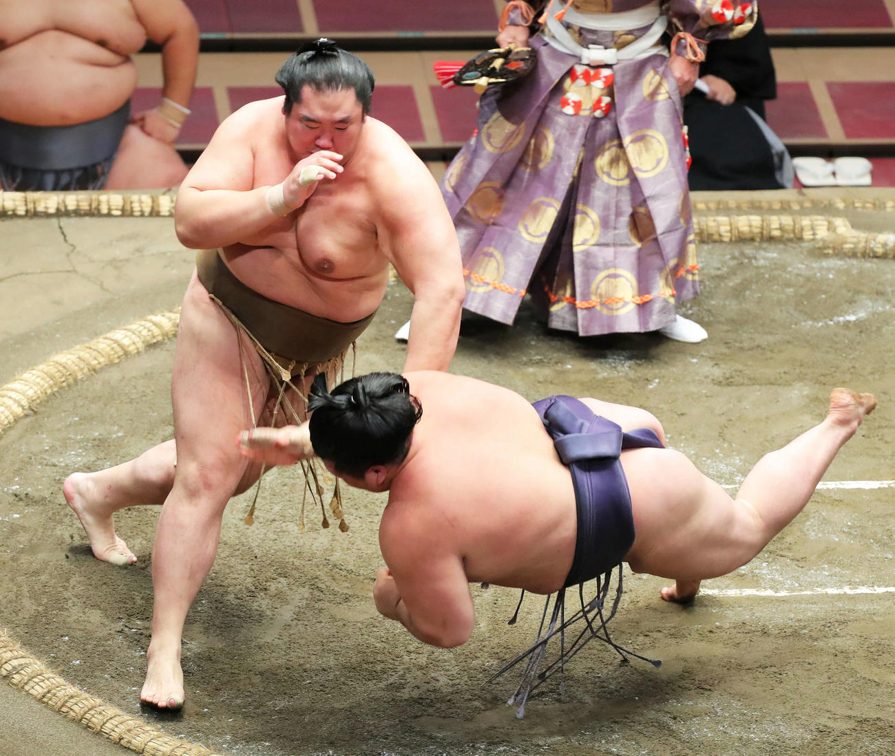 阿武咲（右）を突き落としで破る輝（撮影・河田真司）