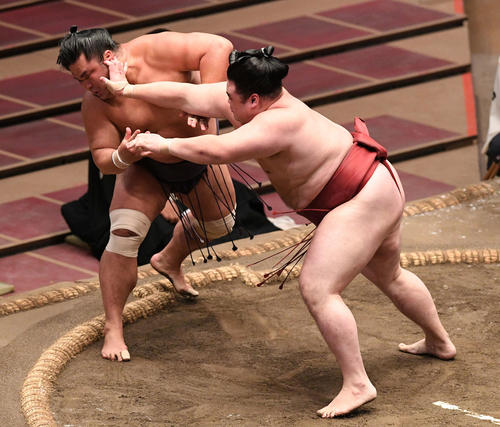 妙義龍(左)を押し出しで破る隆の勝(撮影・滝沢徹郎)