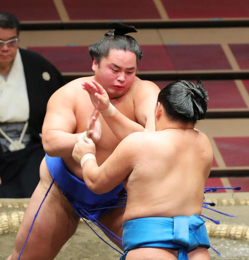豊昇龍(右)を攻める琴勝峰(撮影・河田真司)