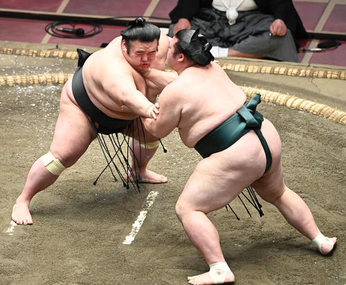 貴景勝(左)は豊山の押しに耐える(撮影・山崎安昭)