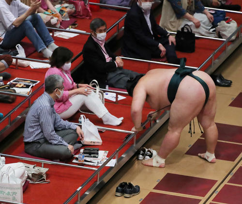 貴景勝に押し出さた勢いで升席まで走り、手すりに捕まる豊山(撮影・河田真司)