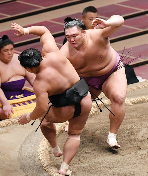 朝乃山(奥)は照強を押し出しで破る(撮影・滝沢徹郎)