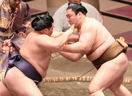 阿武咲(左)を攻める輝(撮影・滝沢徹郎)