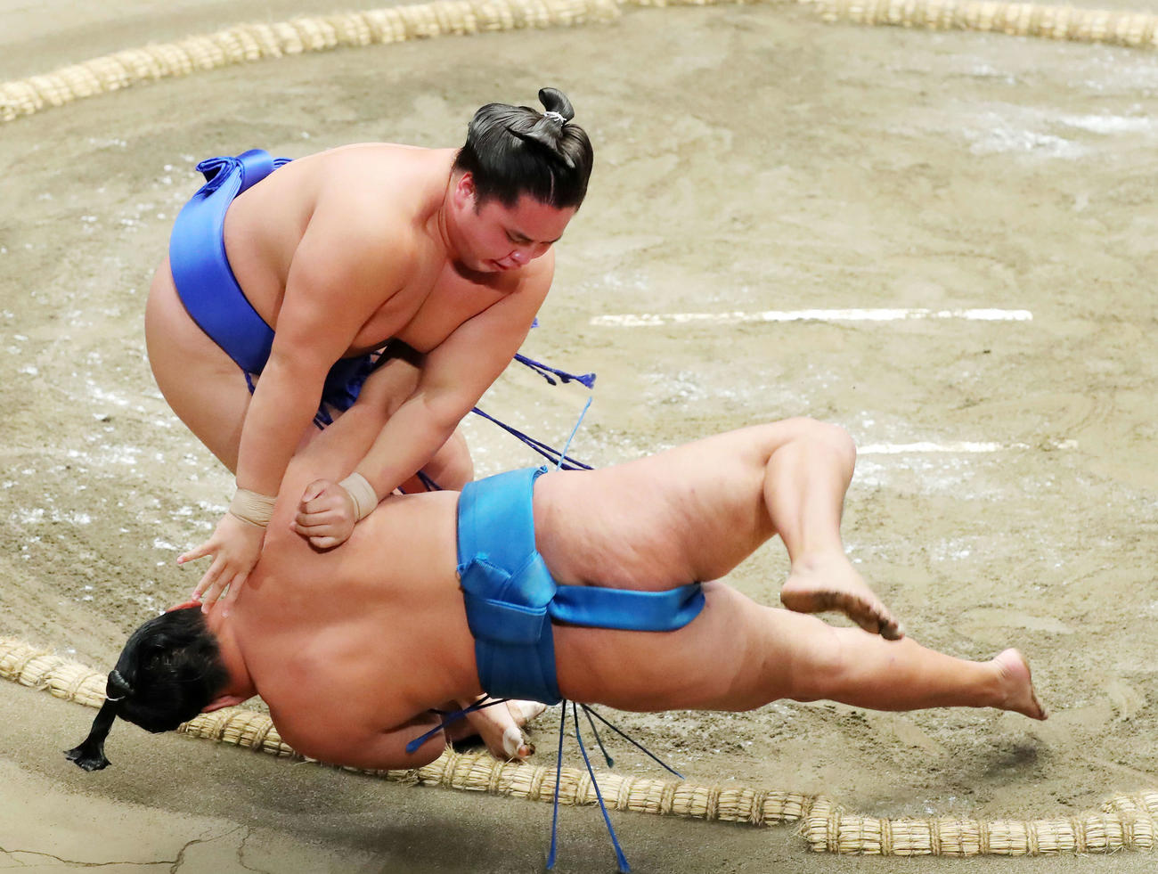 豊昇龍（右）を突き落としで破る琴勝峰（撮影・河田真司）