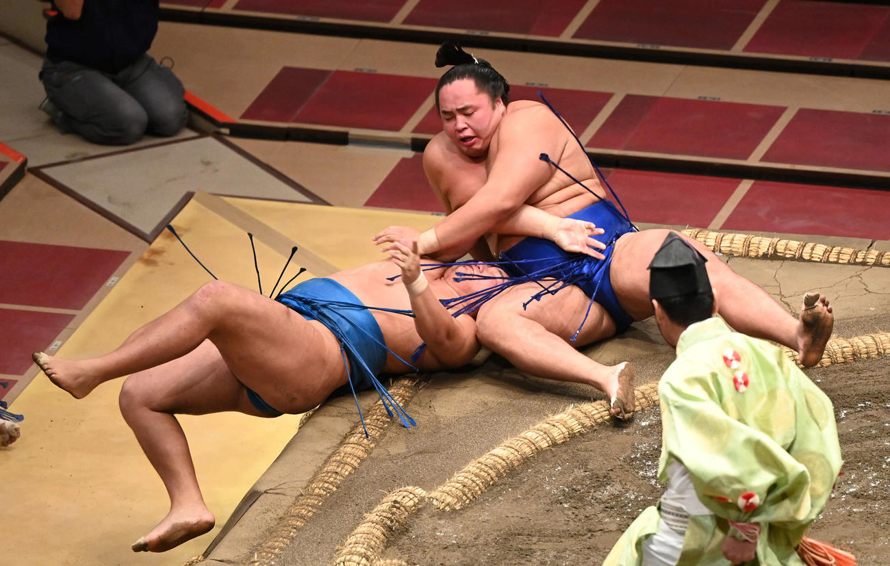琴勝峰（右）は豊昇竜を突き落としで破る（撮影・山崎安昭）