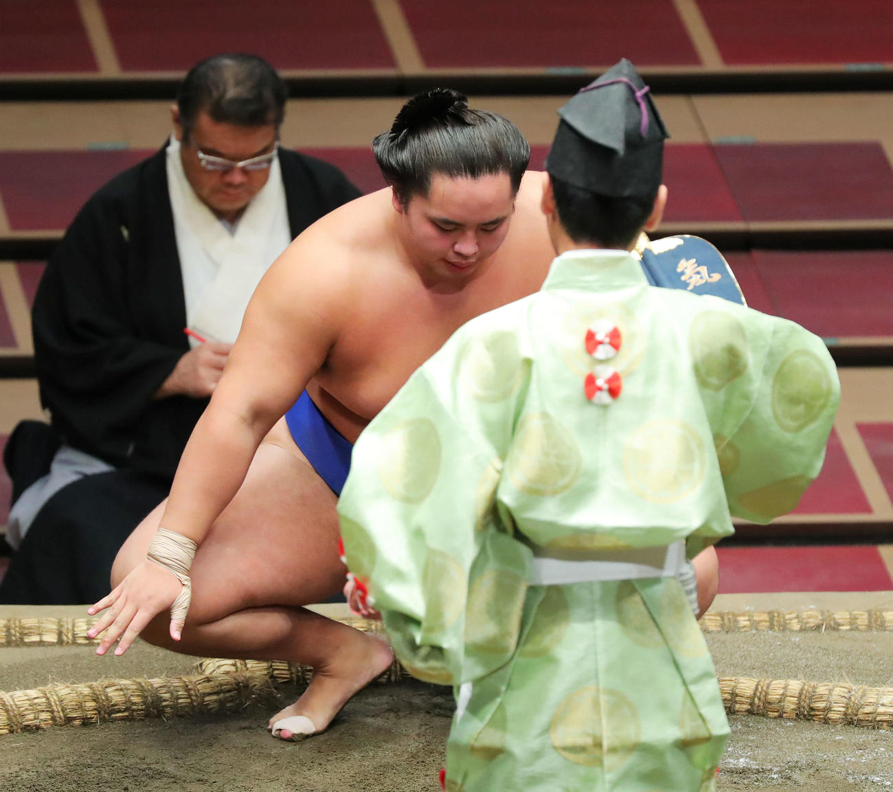 豊昇龍を破り勝ち名乗りを受ける琴勝峰（撮影・河田真司）