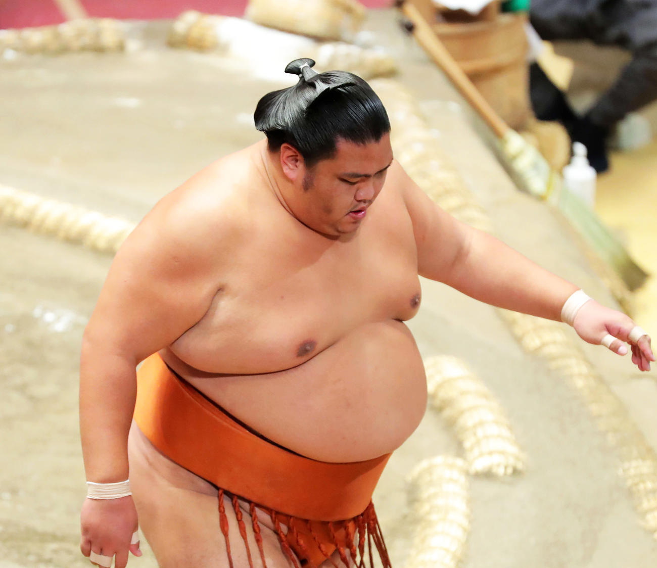 玉鷲に敗れ土俵から引き揚げる御嶽海（撮影・河田真司）