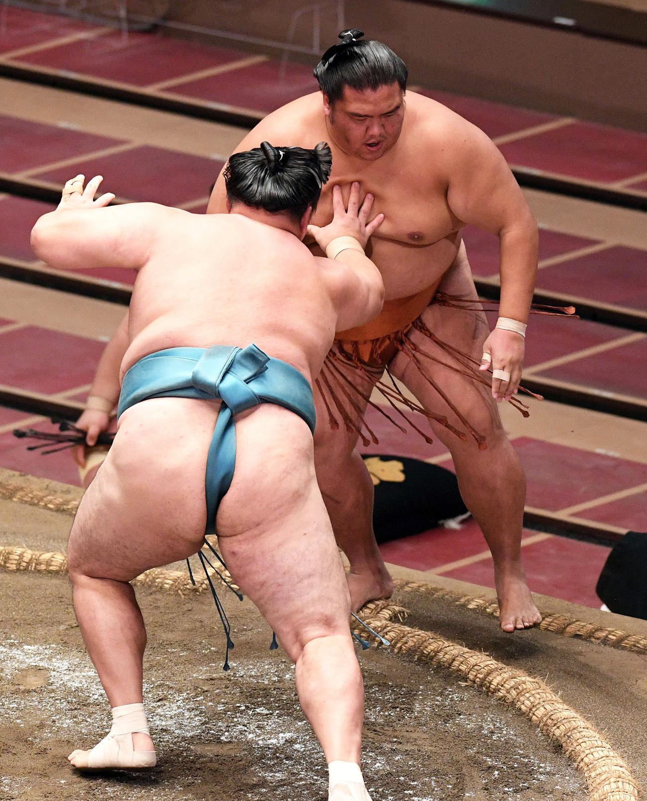 玉鷲（手前）に押し出しで破れる御嶽海（撮影・滝沢徹郎）