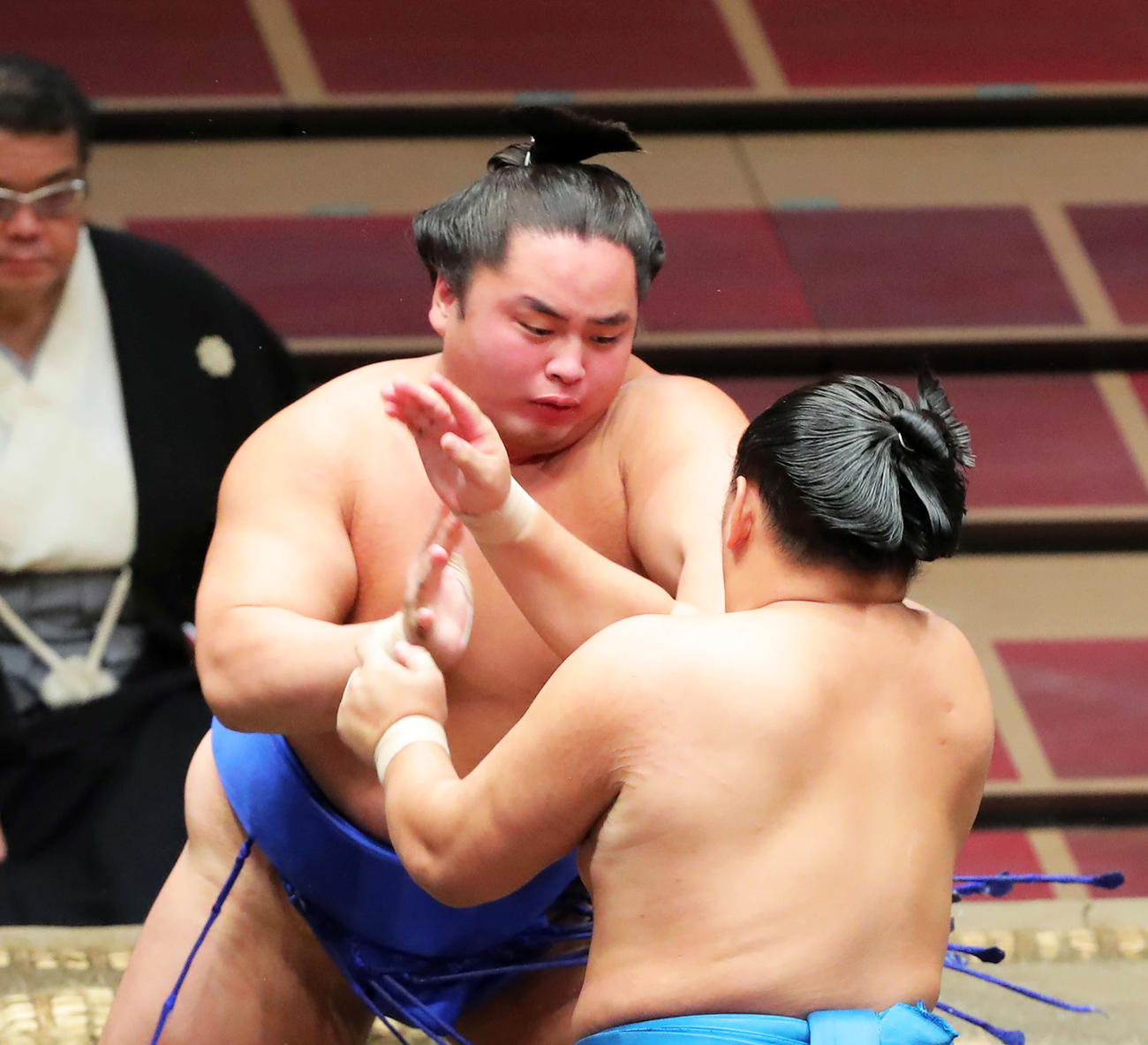豊昇龍（右）を攻める琴勝峰（撮影・河田真司）