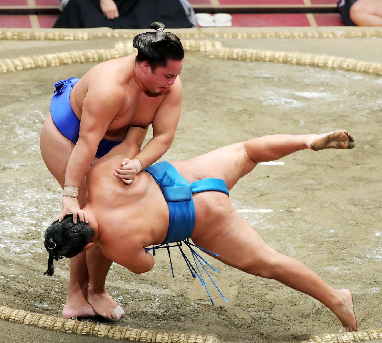 豊昇龍（右）を突き落としで破る琴勝峰（撮影・河田真司）