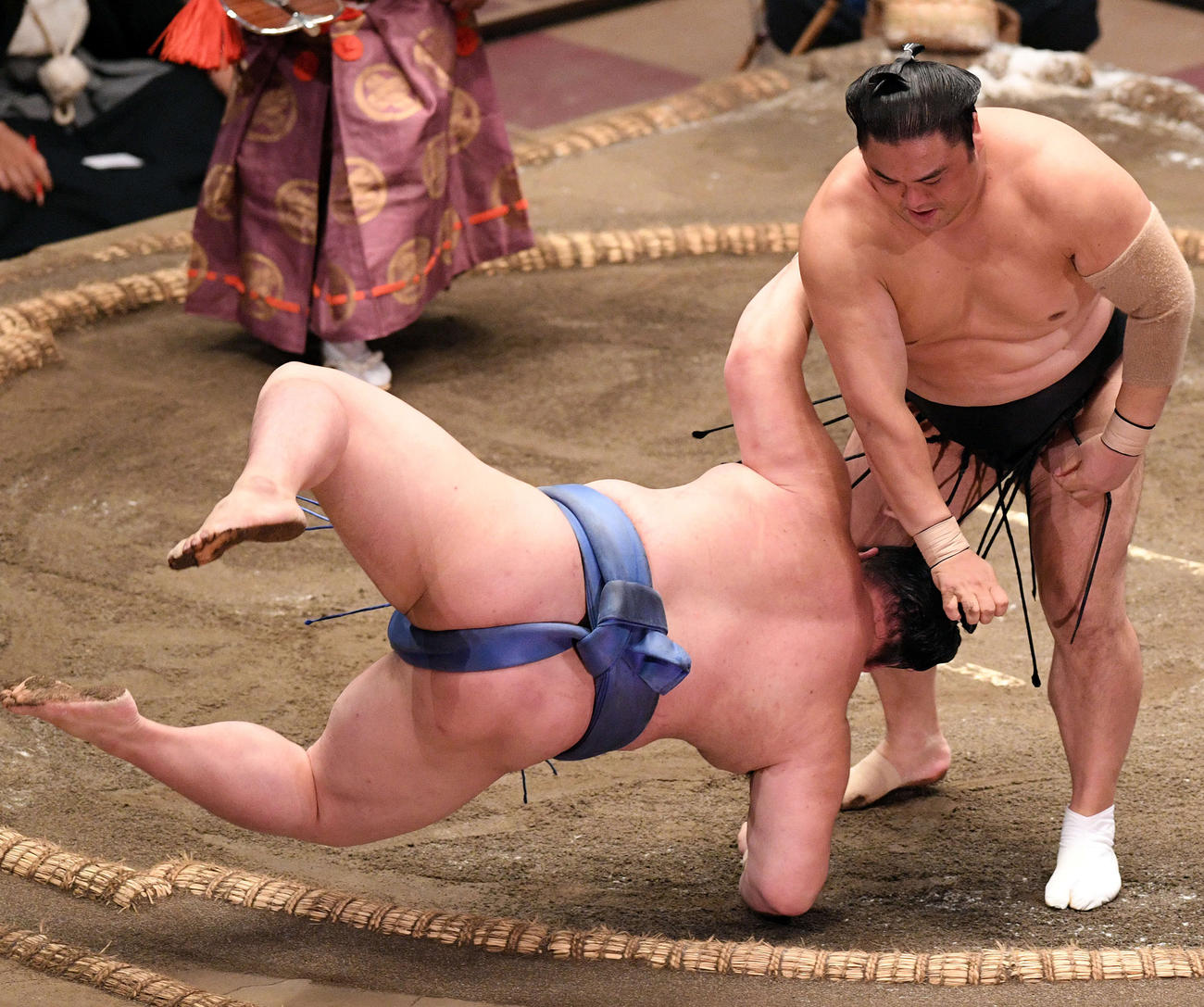 隠岐の海（右）に突き落としをくらう正代（撮影・滝沢徹郎）
