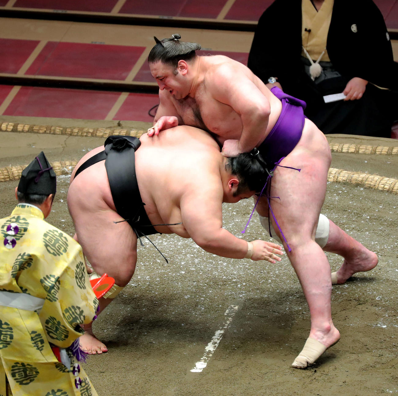 貴景勝（左）をはたき込む栃ノ心（撮影・河田真司）　　　　　