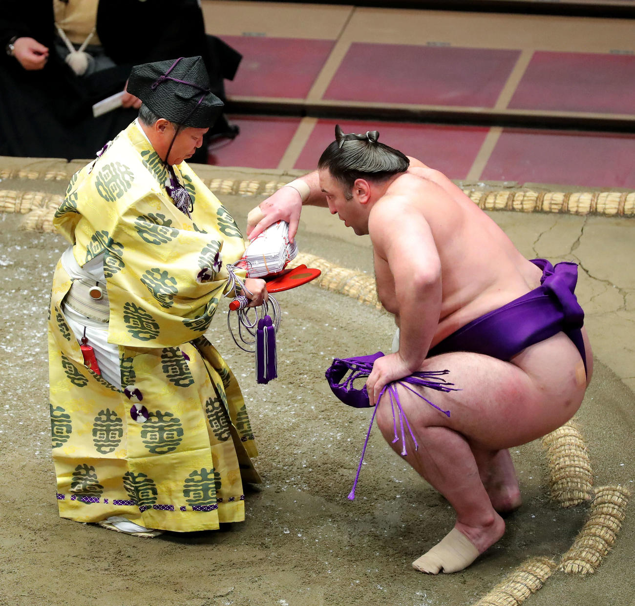 貴景勝を破り、懸賞金の束を手にする栃ノ心（撮影・河田真司）　　　　　