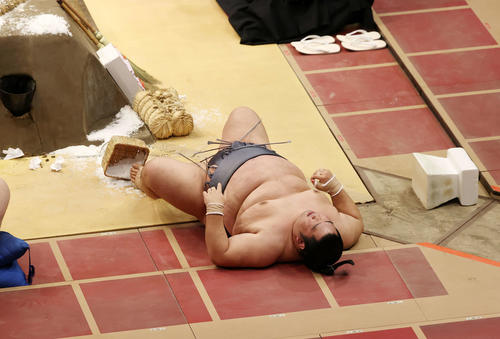 琴恵光に押し出しで敗れ土俵下に転げ落ちる徳勝龍(撮影・鈴木正人)