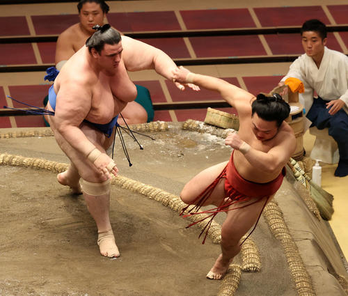 炎鵬(右)を突き出しで破る碧山(撮影・鈴木正人)