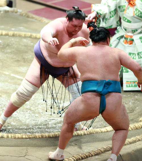 玉鷲(右)を寄り切りで破る照ノ富士(撮影・中島郁夫)