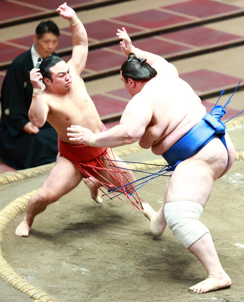 碧山(右)の押しをこらえる炎鵬(撮影・中島郁夫)