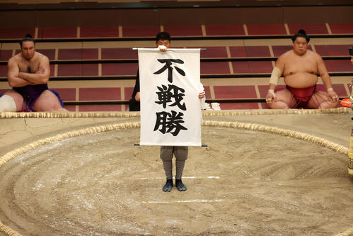 豊山の休場で朝乃山の不戦勝(撮影・鈴木正人)