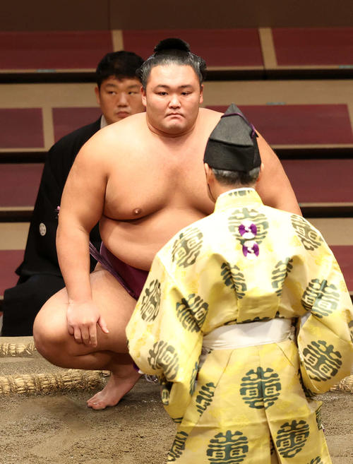 豊山の休場で勝ち名乗りを受ける朝乃山(撮影・鈴木正人)