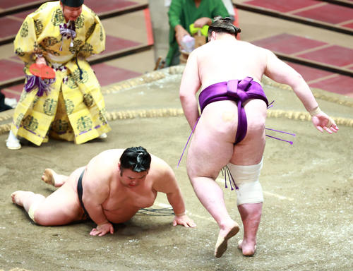 栃ノ心(右)のはたき込みで土俵に両手を付く貴景勝(撮影・中島郁夫)
