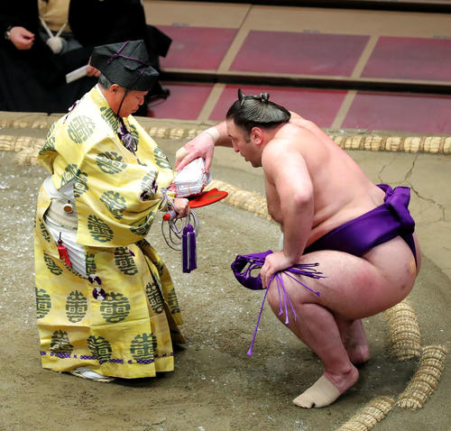 貴景勝を破り、懸賞金の束を手にする栃ノ心(撮影・河田真司)