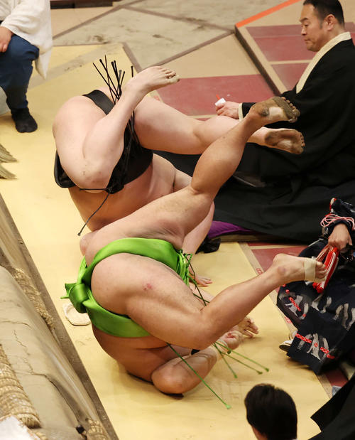 土俵下に転がり落ちる天空海(手前)と若元春(撮影・鈴木正人)