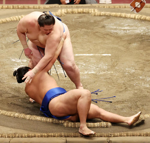 琴勝峰(下)を上手投げで破る逸ノ城(撮影・鈴木正人)