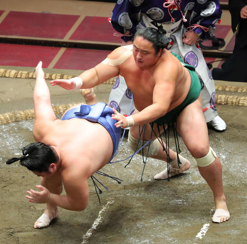 翔猿(左)を突き落としで破る佐田の海(撮影・河田真司)