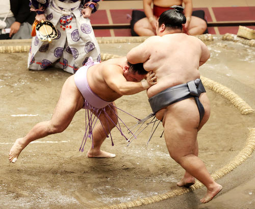 徳勝龍(右)を押し出しで破る琴恵光(撮影・鈴木正人)