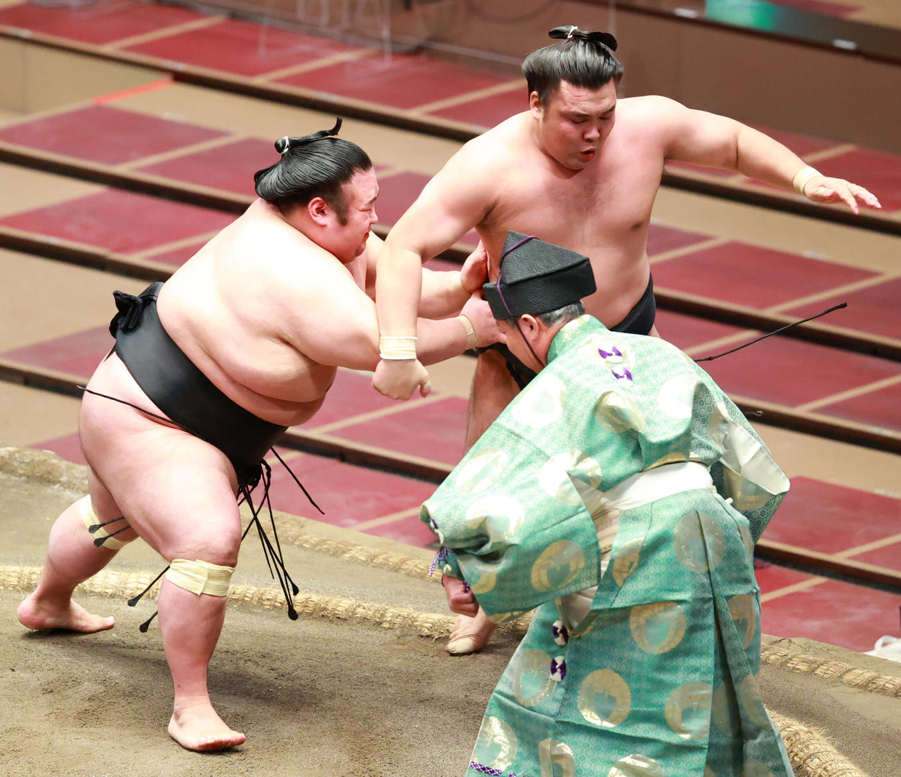 霧馬山（右）を押し出しで破る貴景勝（撮影・中島郁夫）