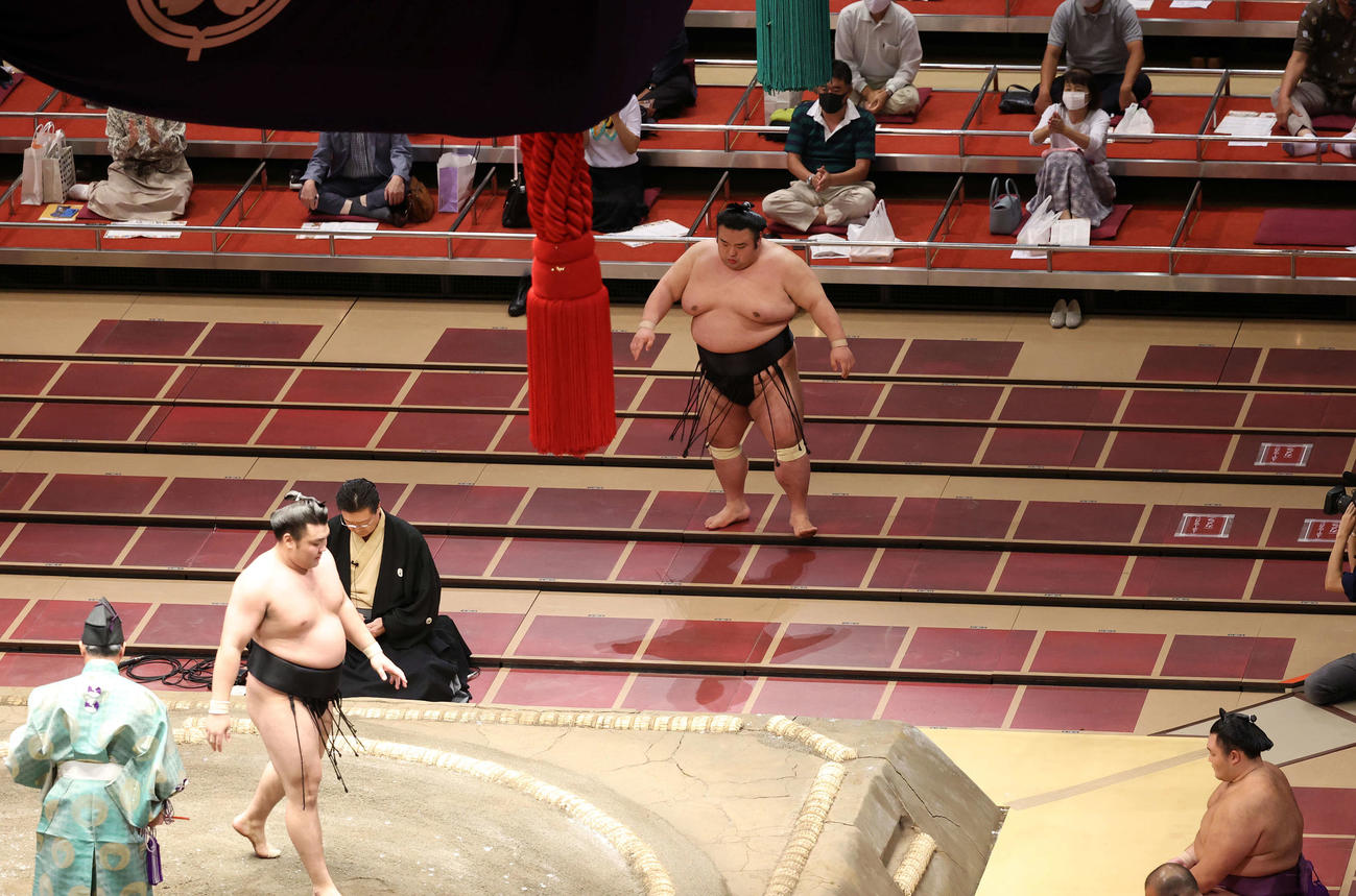 霧馬山（左）を押し出しで破り勢い余って客席付近まで行く貴景勝（撮影・鈴木正人）