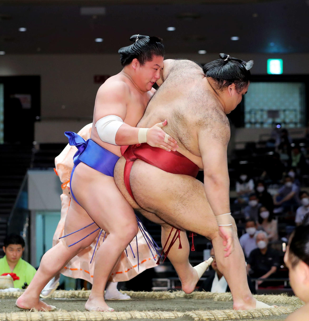 若隆景に送り出しで敗れた高安（右）（撮影・河田真司）　　　　　