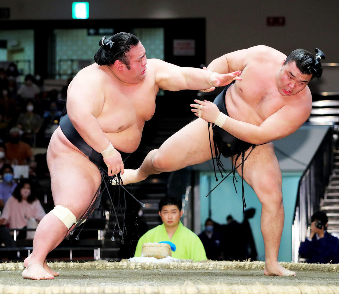 霧馬山（右）を攻める貴景勝（2020年9月21日撮影）　　　　　