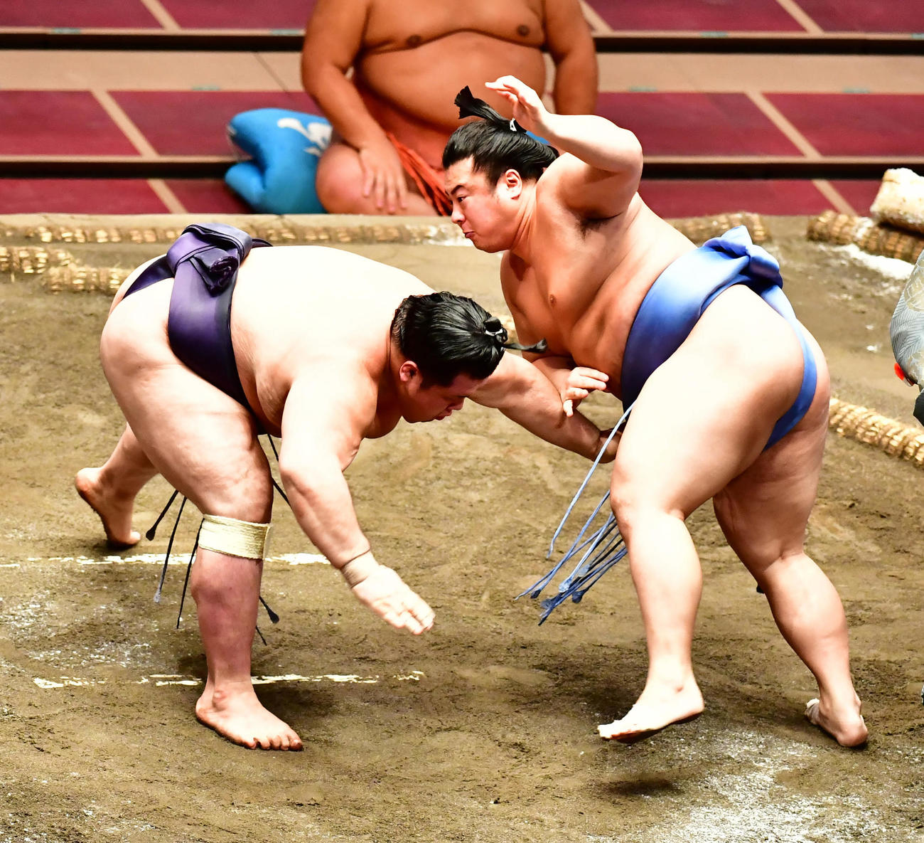 翔猿（右）は阿武咲をはたき込みで破る（撮影・小沢裕）