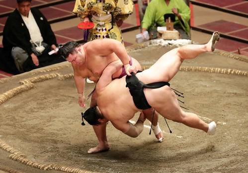 隠岐の海（右）を豪快な上手投げで破る朝乃山（撮影・丹羽敏通）