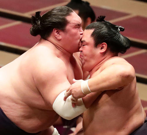妙義龍（右）を攻める照ノ富士（撮影・丹羽敏通）