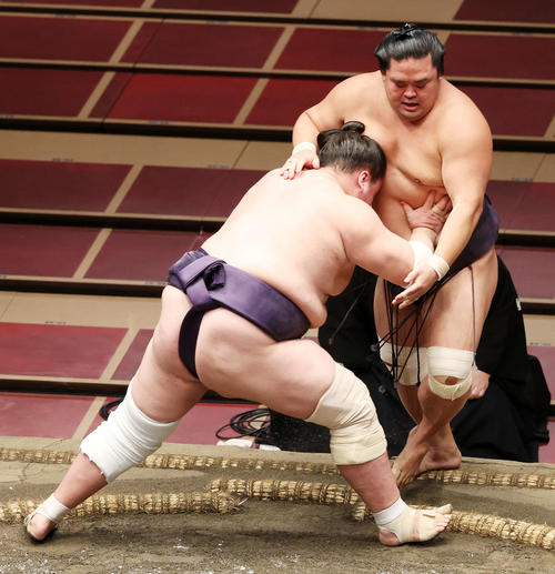 妙義龍（右）を寄り切りで破る照ノ富士（撮影・鈴木正人）