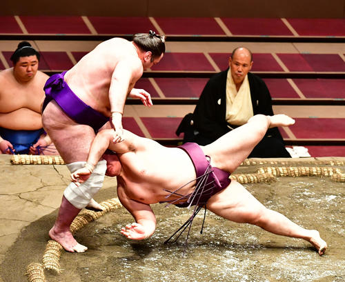 栃ノ心（左）は遠藤をはたき込みで破る（撮影・小沢裕）
