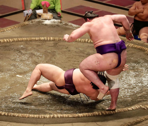 遠藤をはたき込みで破った栃ノ心（撮影・丹羽敏通）