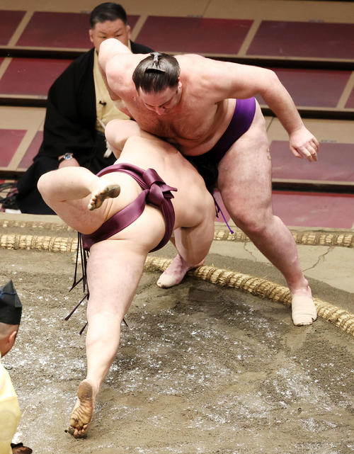 遠藤（手前）をはたき込みで破る栃ノ心（撮影・鈴木正人）