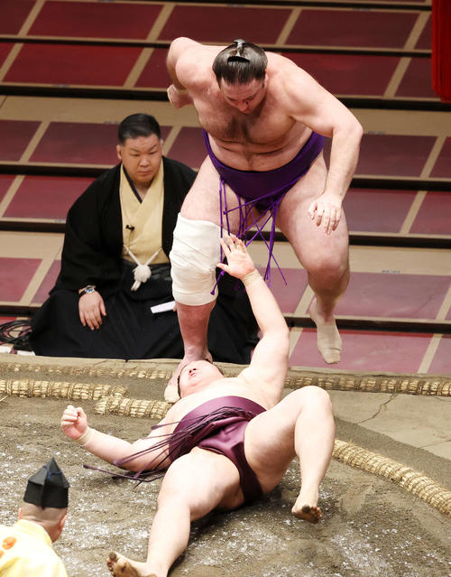 遠藤（手前）をはたき込みで破る栃ノ心（撮影・鈴木正人）